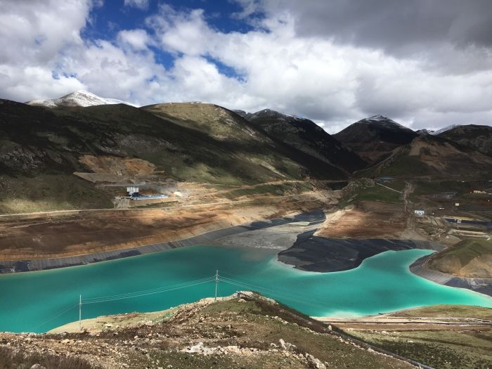 危(wei)廢填埋區鋪設(she)HDPE防滲土工膜的(de)施工流程